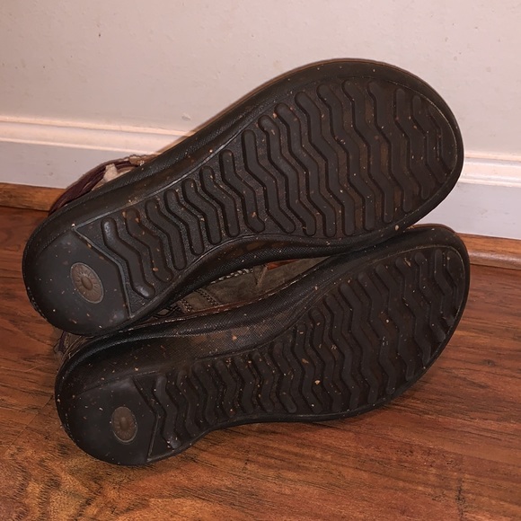 UGG Short Brown Boots - Picture 6 of 9